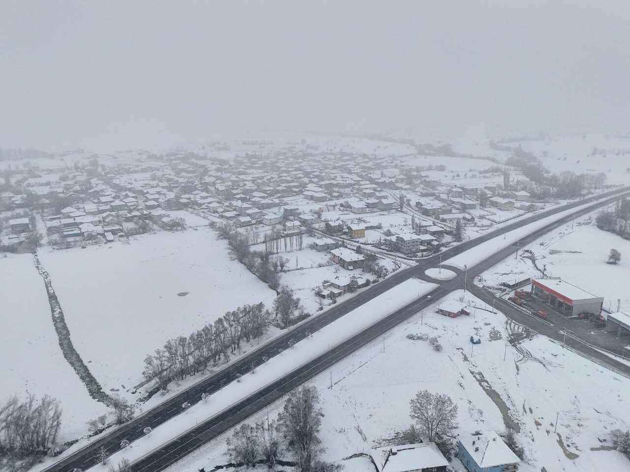 Uşak'ın yüksek kesimleri kar yağışıyla beyaza büründü 7